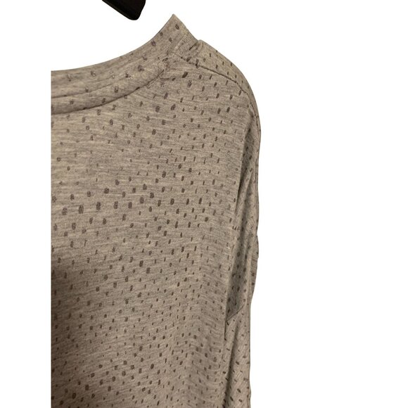 Jane and Delancey Womens Sz Medium Short Bell SLeeve Gray Polka Dot Tshirt VNeck - Picture 4 of 4